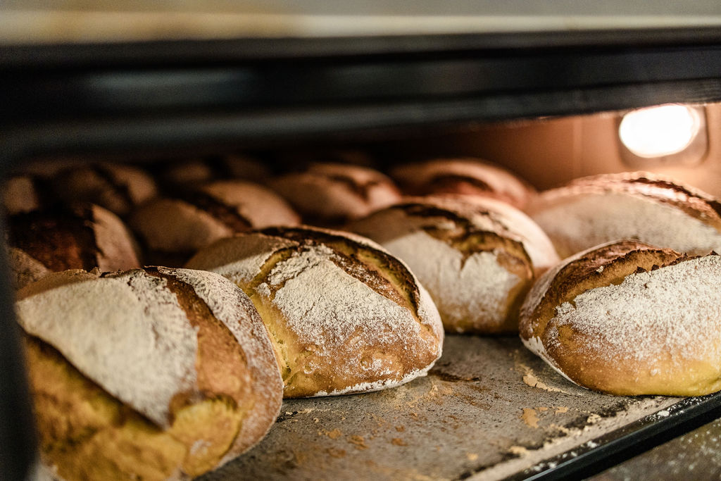 Bemehlte Laibe im heißen Holzofen