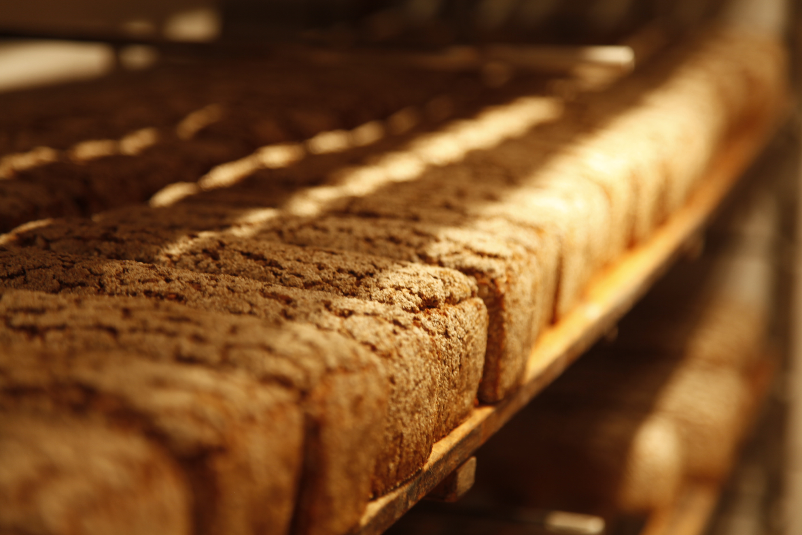 Frisch gebackene Dierstorfer-Schrotbrote auf dem Holzrost