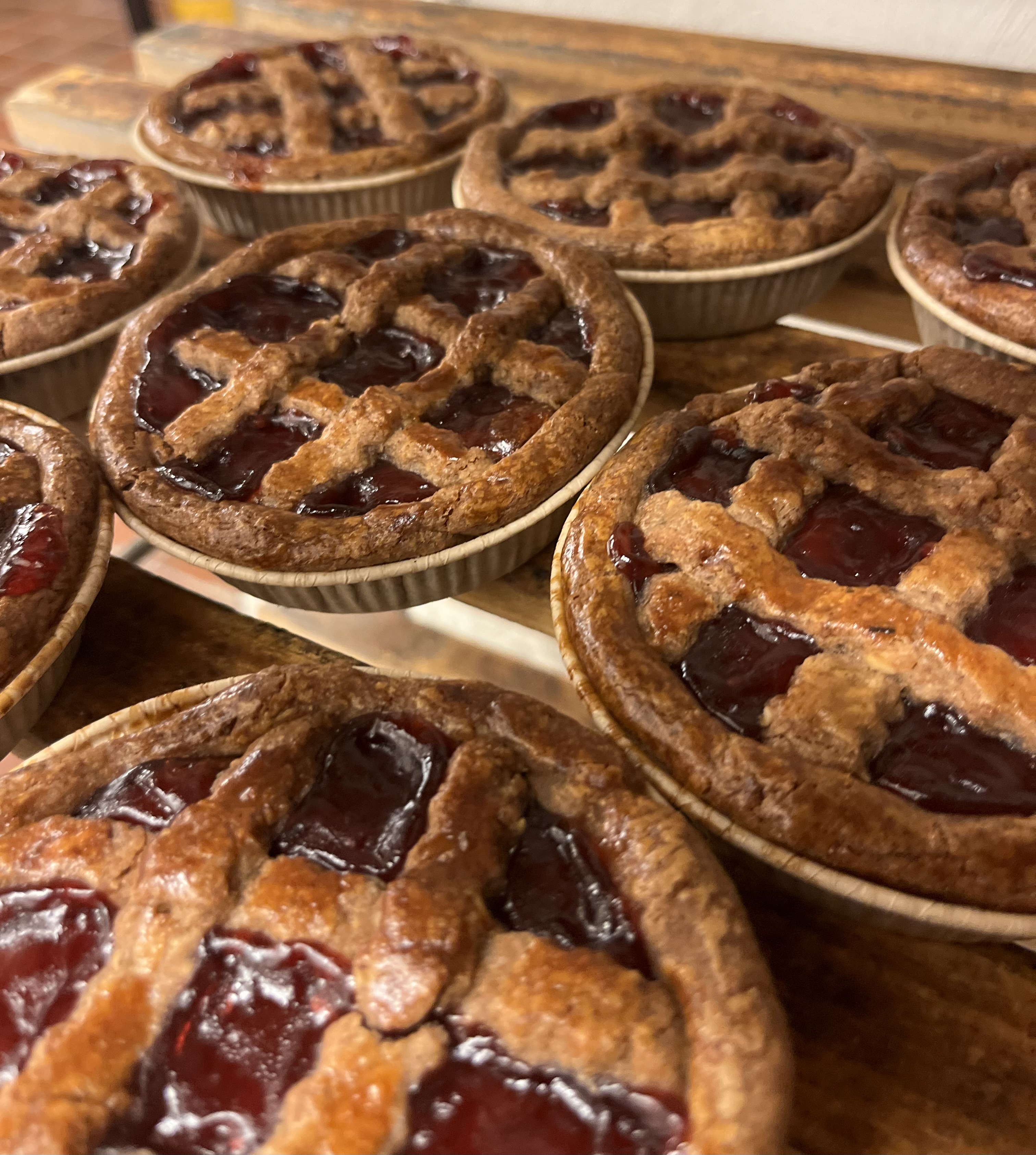 Linzertorten mit Gitter aus Mürbeteig und Himbeermarmelade