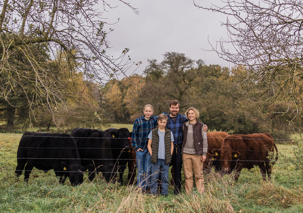 Familie Paulick zwischen ihrer Rinderherde