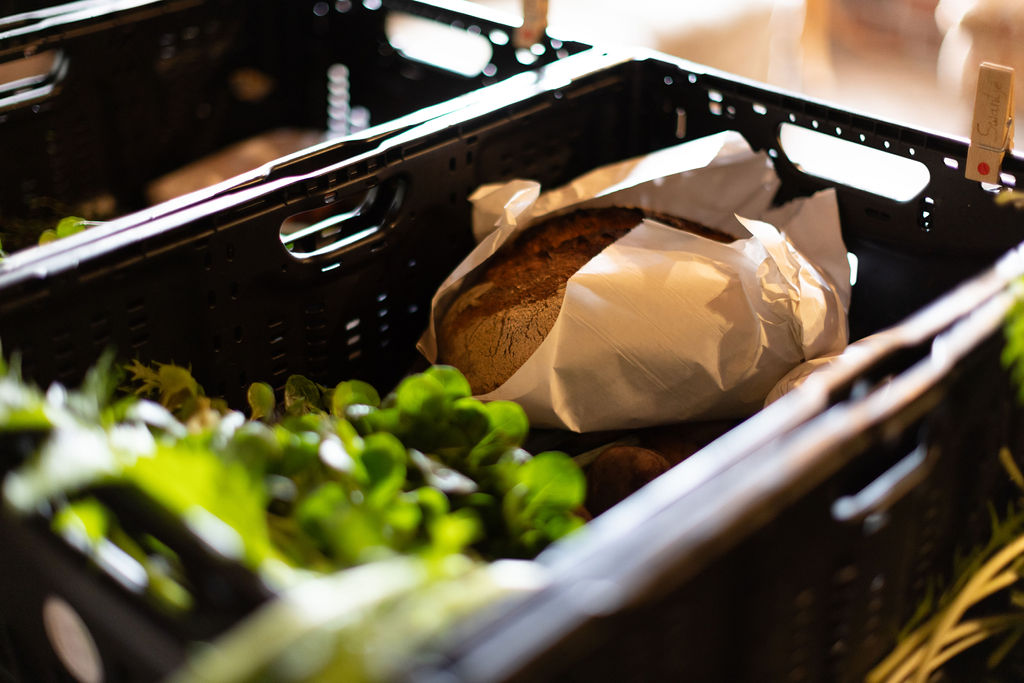 Brot frisch aus der Backstube in der Lieferkiste