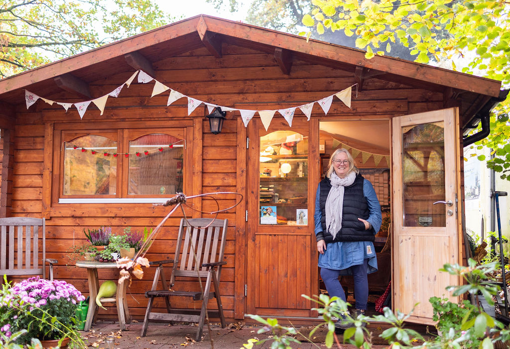 Nicole Sölter vor dem Lieferservice-Häuschen am Arpshof