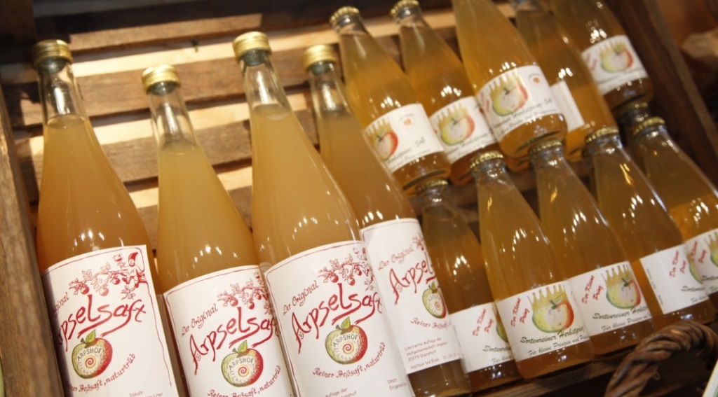 Apfelsaft-Flaschen mit Arpshof-Etikett in einer Holzkiste
