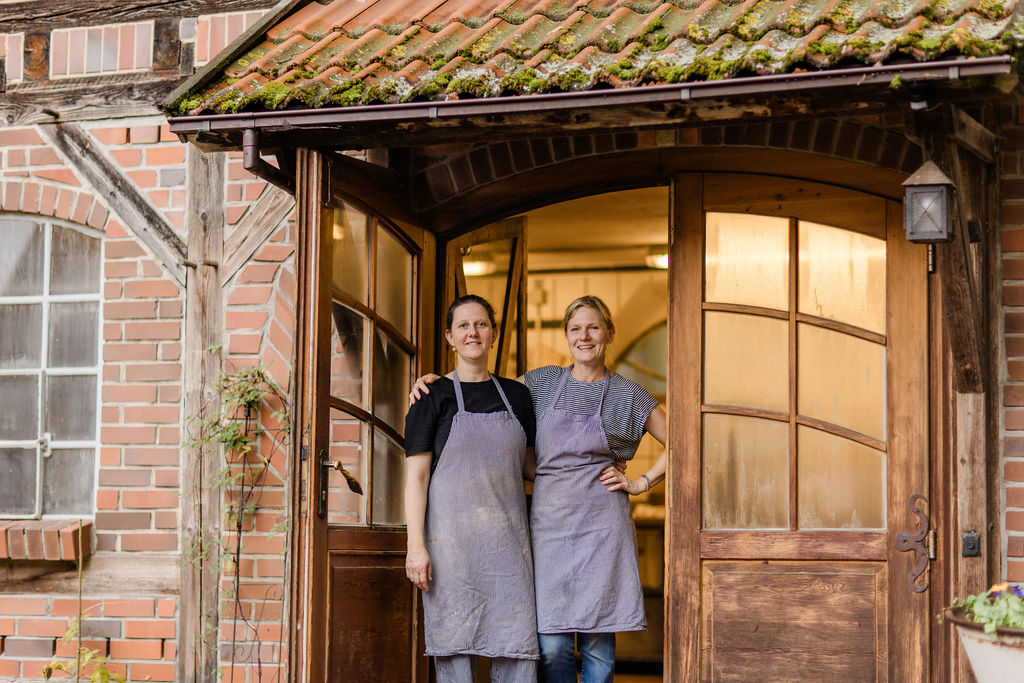 Zwei Bäckerinnen am Eingang der Backstube
