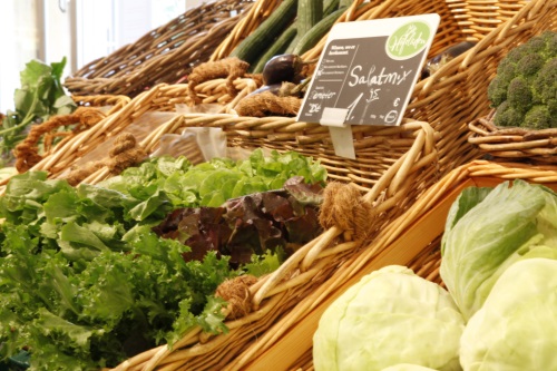 Wochenmarkt Arpshof – Salate und Kohl in Weidenkörben am Stand